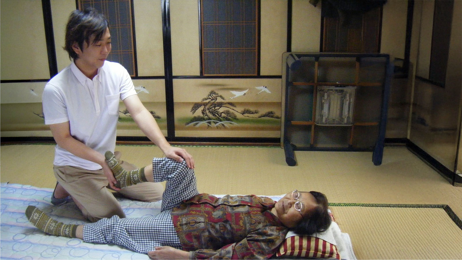 訪問マッサージの施術風景